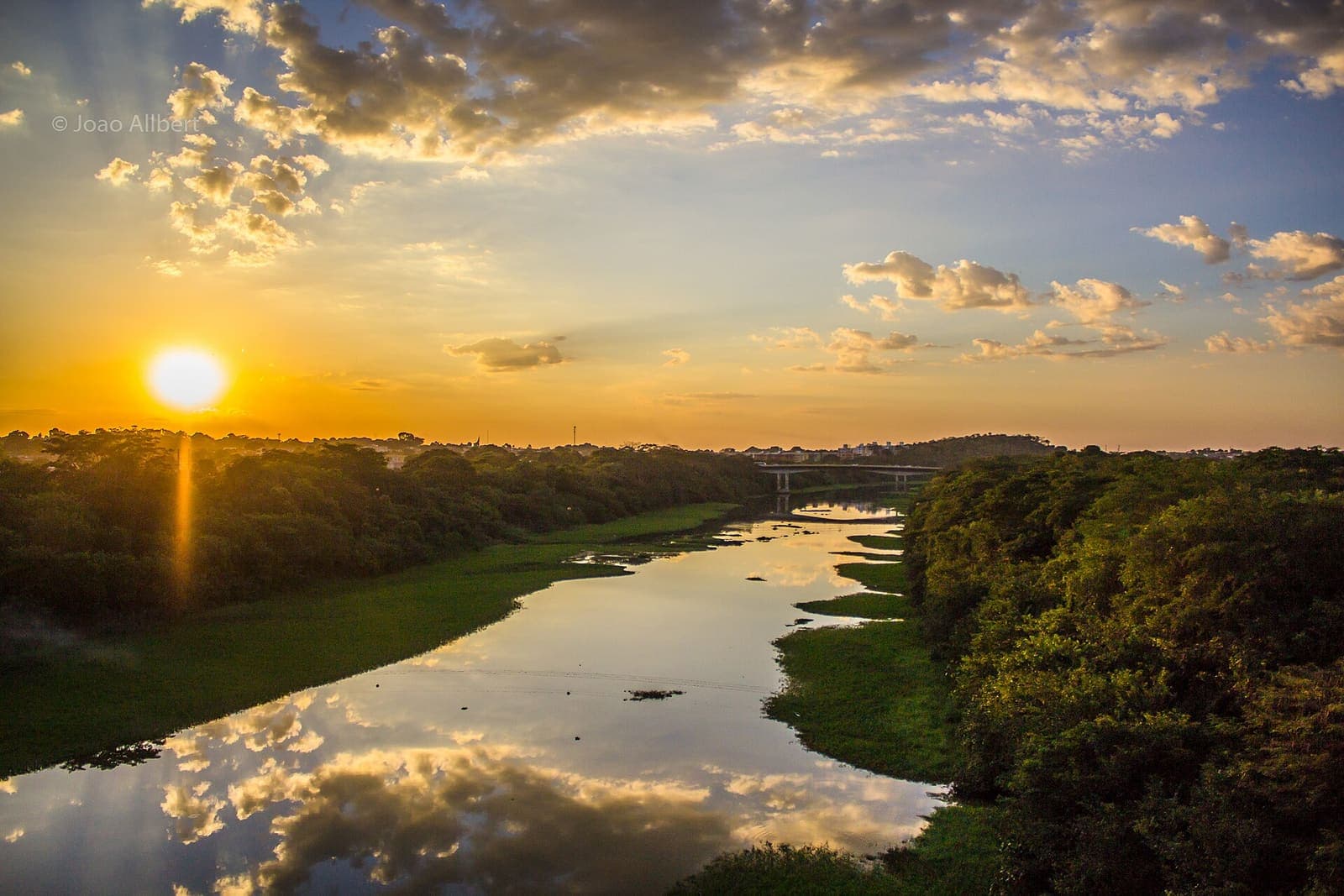 Pôr do sol sobre o rio Poti visto da Ponte Estaiada, em Teresina, Piauí