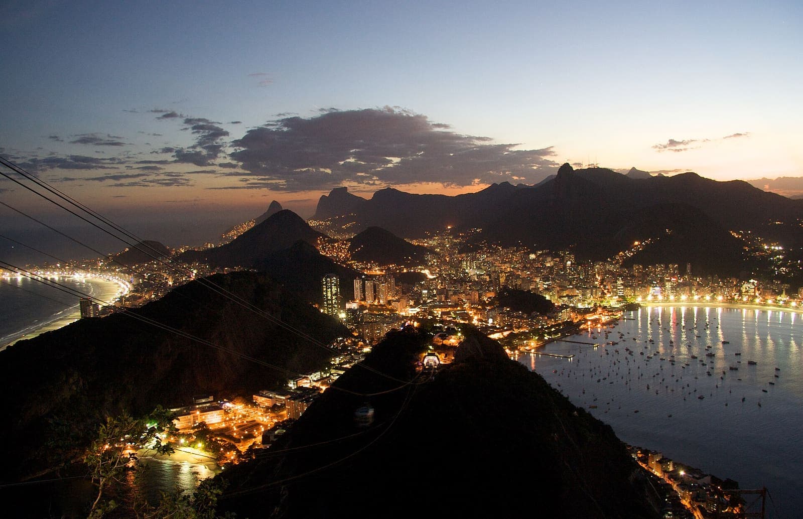 Rio de Janeiro à noite, visto do Pão de Açúcar