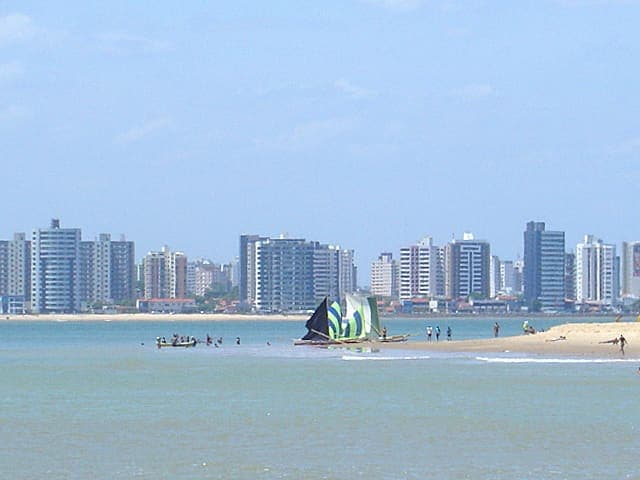 Prédios de Aracaju vistos da praia da Atalaia Nova, do outro lado do rio Sergipe