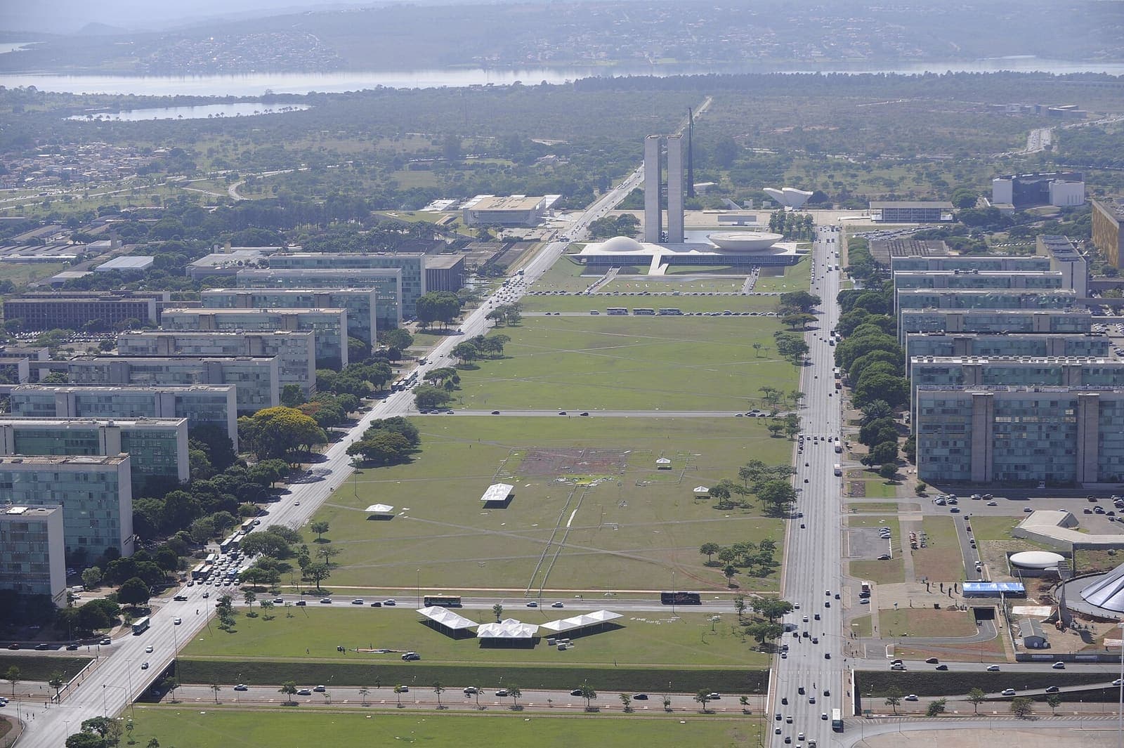Vista aérea da Esplanada dos Ministérios, em Brasília, com o Congresso Nacional ao fundo