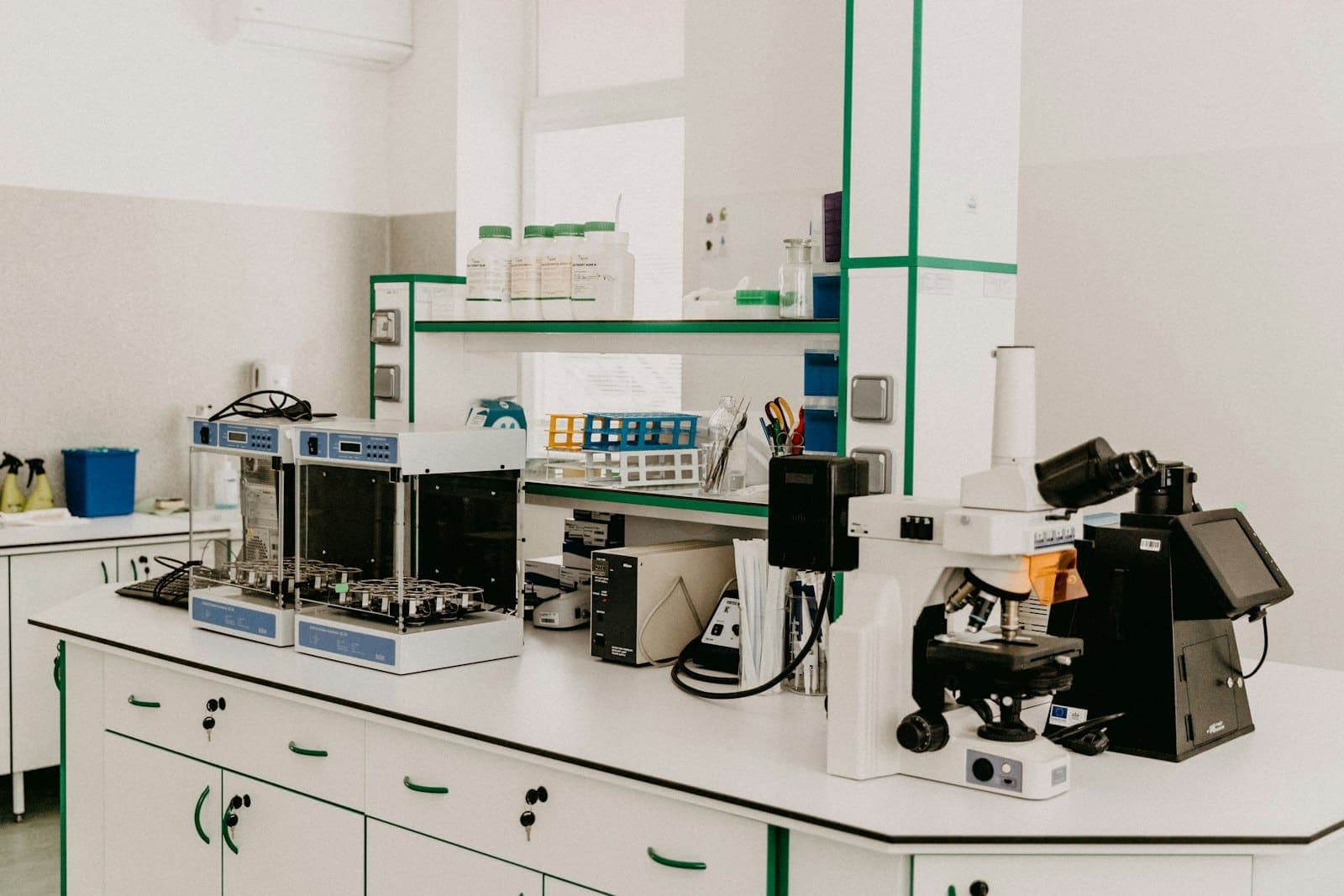 Bancada de laboratório com microscópio e equipamentos de análise
