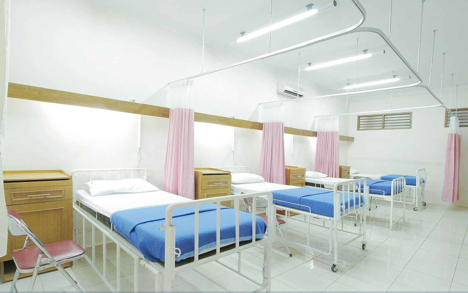 Enfermaria de hospital com leitos vazios