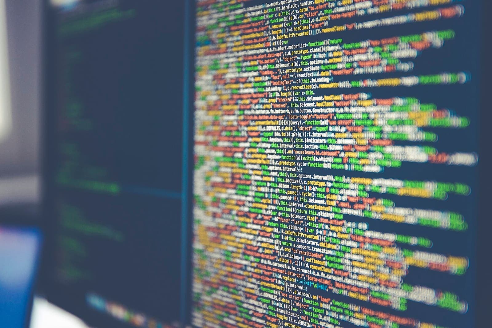 Código-fonte colorido na tela de um monitor