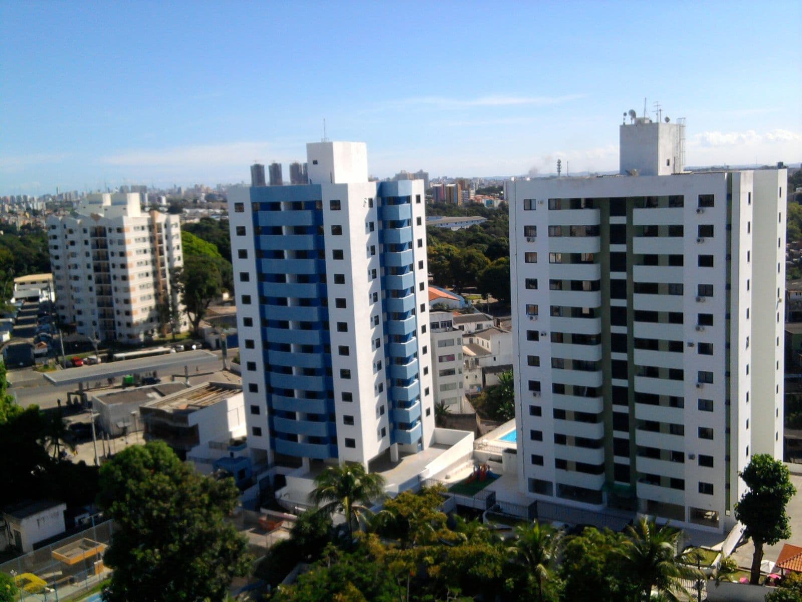 Prédios residenciais de vários andares em um bairro de Salvador, na Bahia